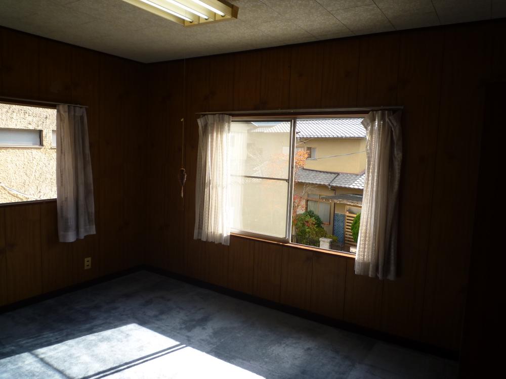 Other introspection. Room facing the 2F south