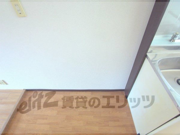 Other room space. Refrigerator yard