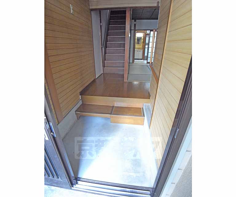 Entrance. Spacious entrance!