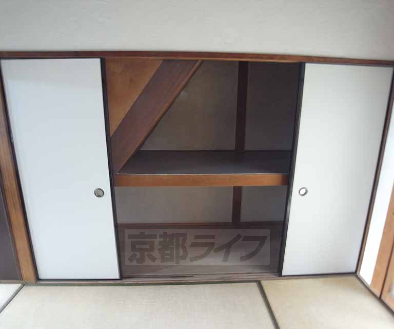 Receipt. Under the stairs of a large capacity storage ・