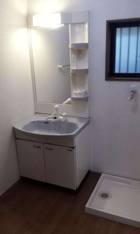 Wash basin, toilet. Loose also washroom.