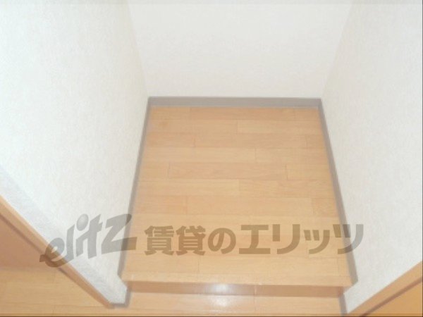 Other room space. Refrigerator yard