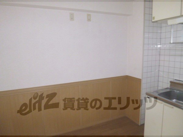 Other room space. Refrigerator yard