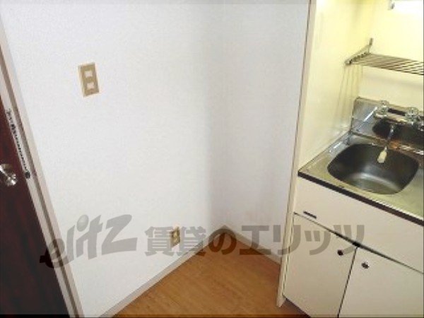 Other room space. Refrigerator yard