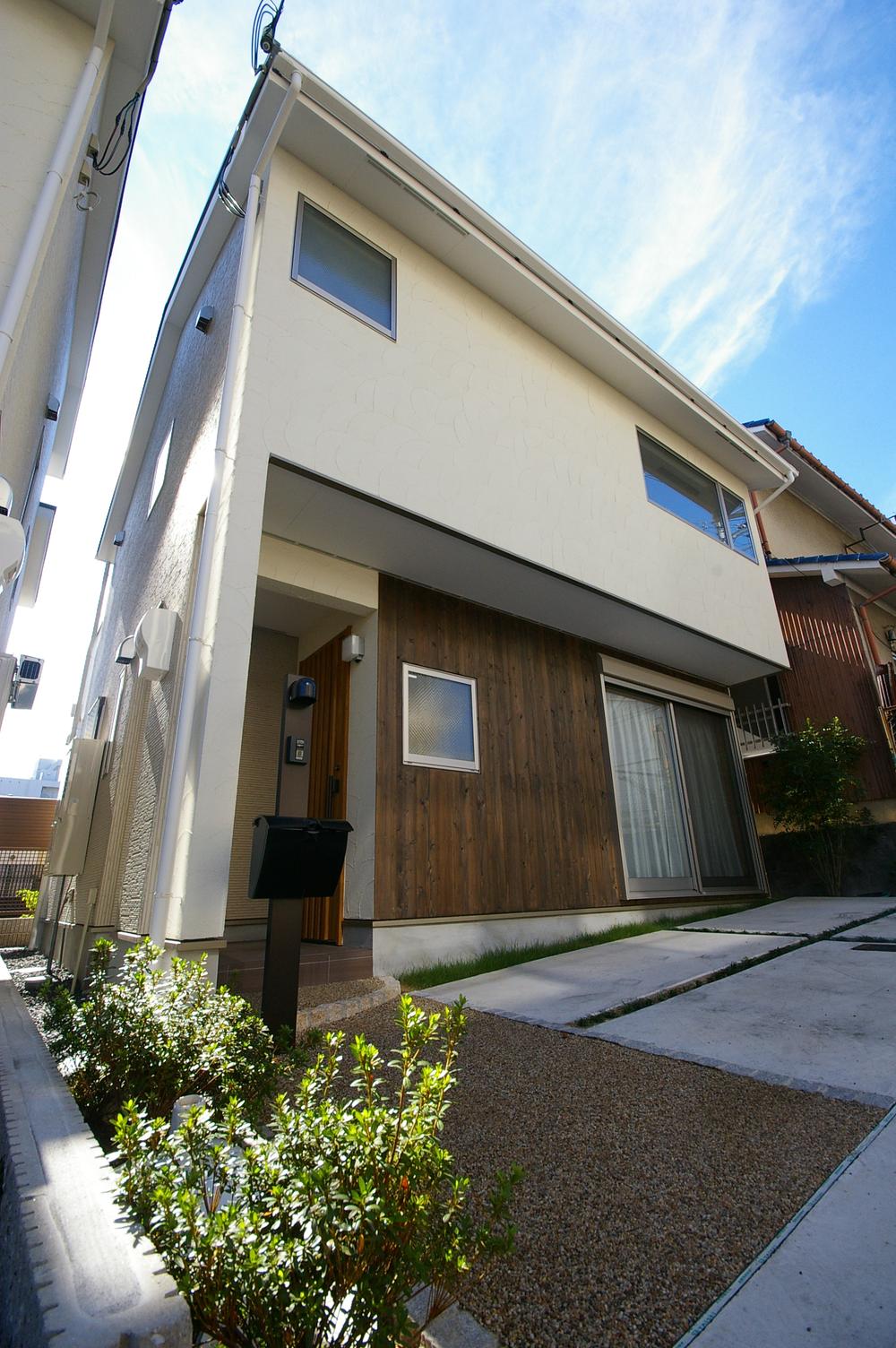 Local appearance photo. Yet modern is the appearance charm of calm impression. Kyoto guess is building in the accent of the paste plate. 