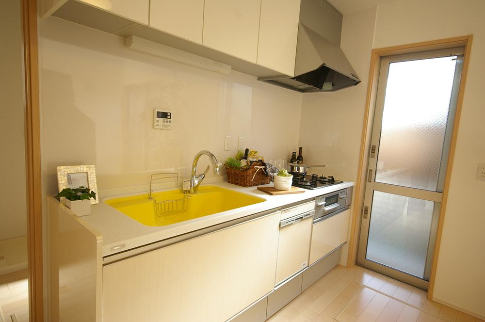 Kitchen. Original kitchen is also a big satisfaction busy mom dated dishwasher. Counters and sinks are also happy to clean an integral no gap. 