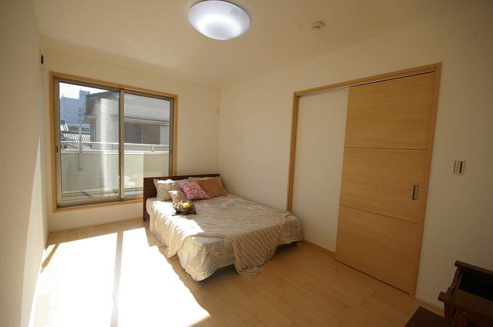 Non-living room. Indoor (11 May 2013) The main bedroom facing the shooting balcony is the storage capacity a lot there is a walk-in closet. 