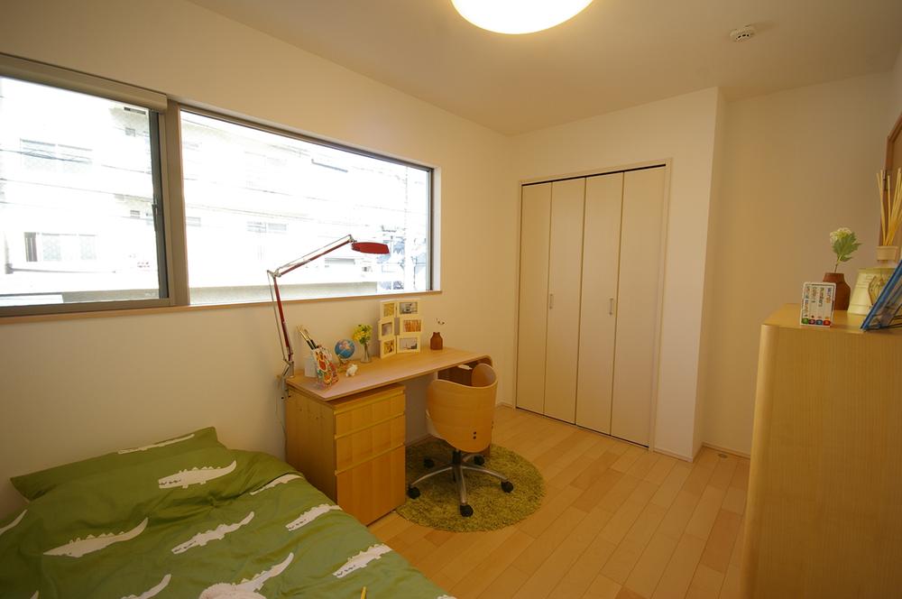 Non-living room. Indoor (11 May 2013) shooting children's room is a bright room with large windows. 