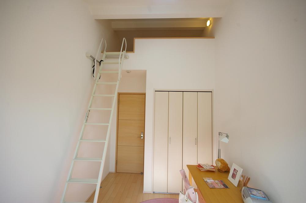 Non-living room. Indoor (11 May 2013) as well as the playground of shooting children, Handy with a loft that can also be used as a storage. 