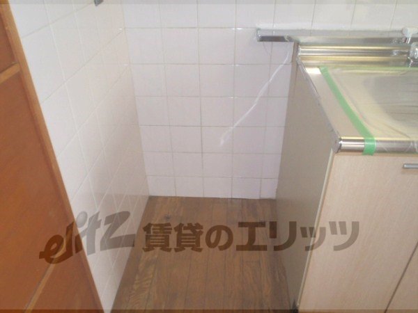 Other room space. Refrigerator yard