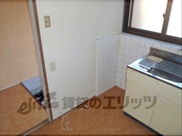 Other room space. Refrigerator yard