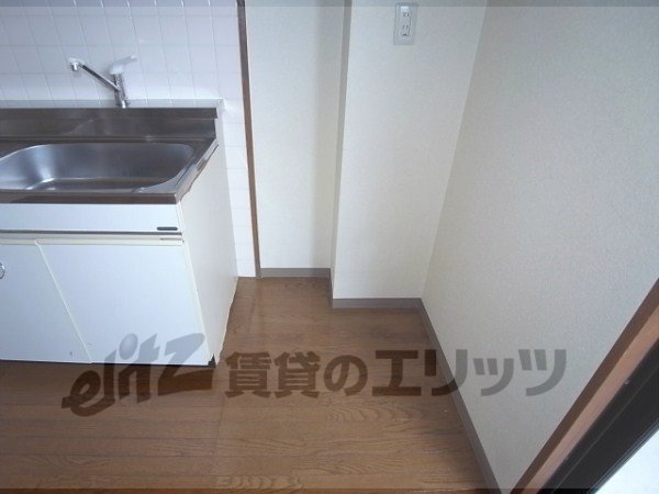 Other room space. Refrigerator yard