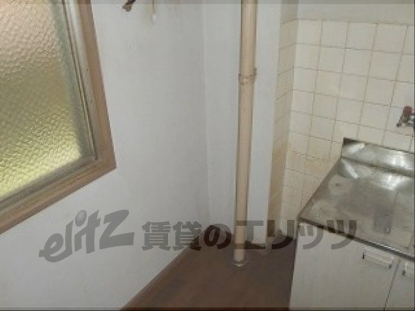 Other room space. Refrigerator yard