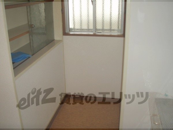 Other room space. Refrigerator yard