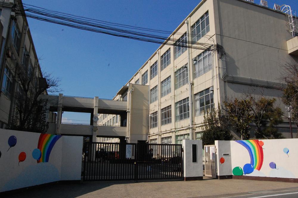 Junior high school. 529m to Kyoto Municipal SusumuOsamu junior high school