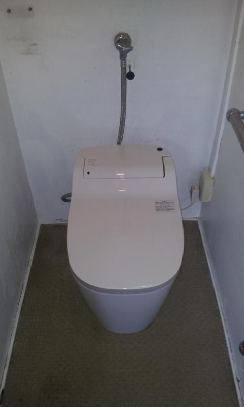 Toilet. Toilet contains the La Uno of new. 