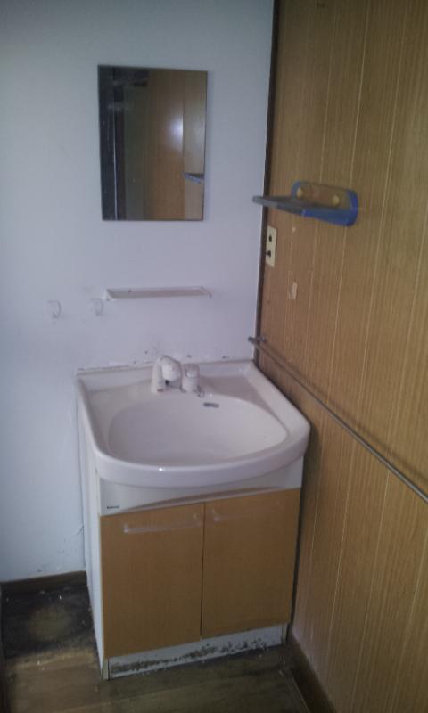 Wash basin, toilet. Wash basin