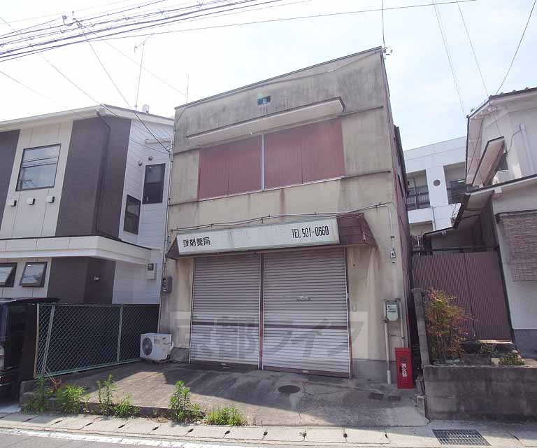 Dorakkusutoa. Higashino 118m until the pharmacy (drugstore)