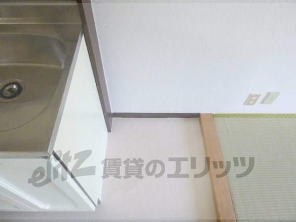 Other room space. Refrigerator yard