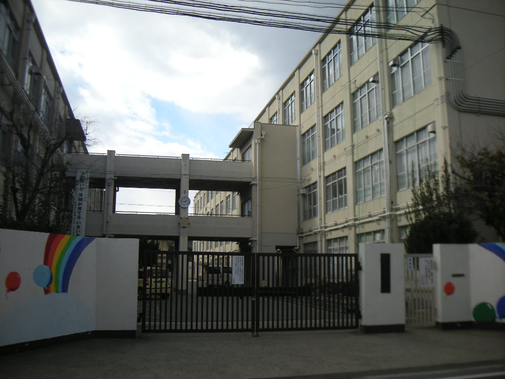 Junior high school. 579m to Kyoto Municipal SusumuOsamu junior high school (junior high school)