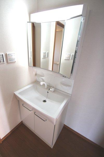 Wash basin, toilet.  [No. 1 destination] Vanity (November 2013) Shooting