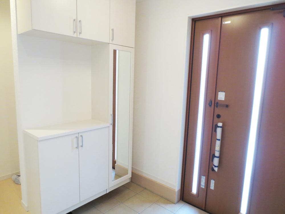 Entrance. Cupboard with a mirror is useful to check before going out. (A No. land)