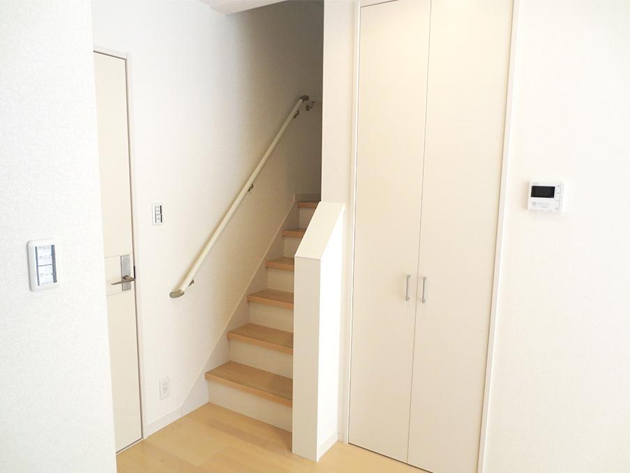 Non-living room. Hear the voice of "I'm home!", Living stairs. (A No. land)