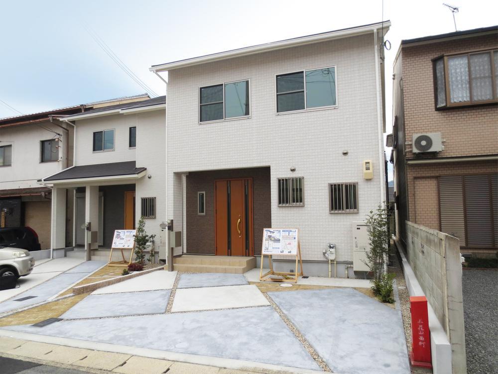 Local appearance photo. Car access to the Kyoto center is convenient !! front road of width also relaxed 7m ordinary car two is spacious park are parking spaces!. 