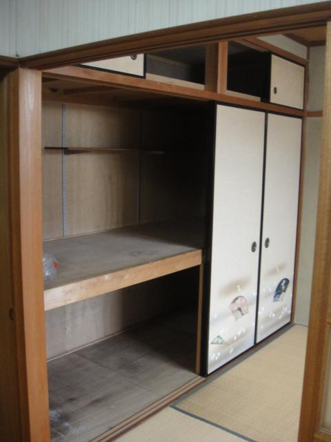 Receipt. Since there are upper closet, I put the things you do not usually use