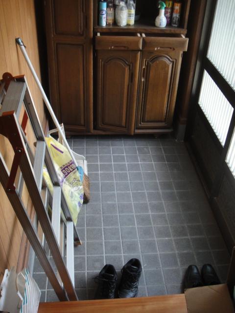 Entrance. Shoe box enter comfortably