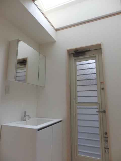 Wash basin, toilet. Top light on top of the basin is. It will enter the gentle light