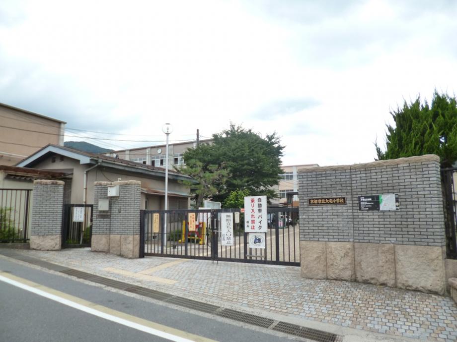 Primary school. 628m to Kyoto Municipal Oya Elementary School