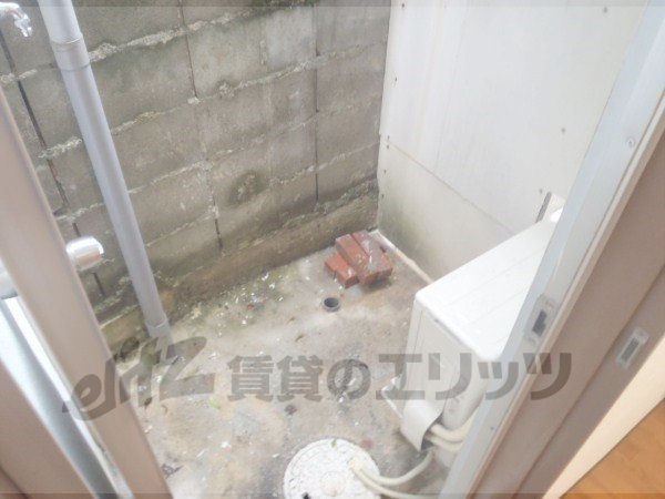 Other room space. Refrigerator yard