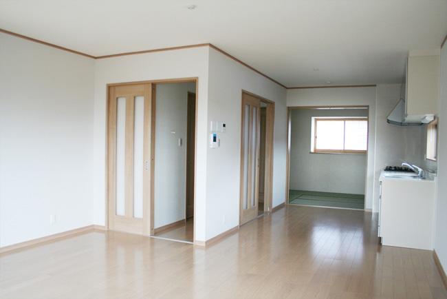 Same specifications photos (living). Second floor living 18.5 Pledge With floor heating