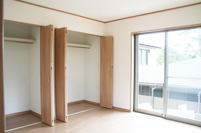 Other introspection. Large storage with a Western-style 8 pledge