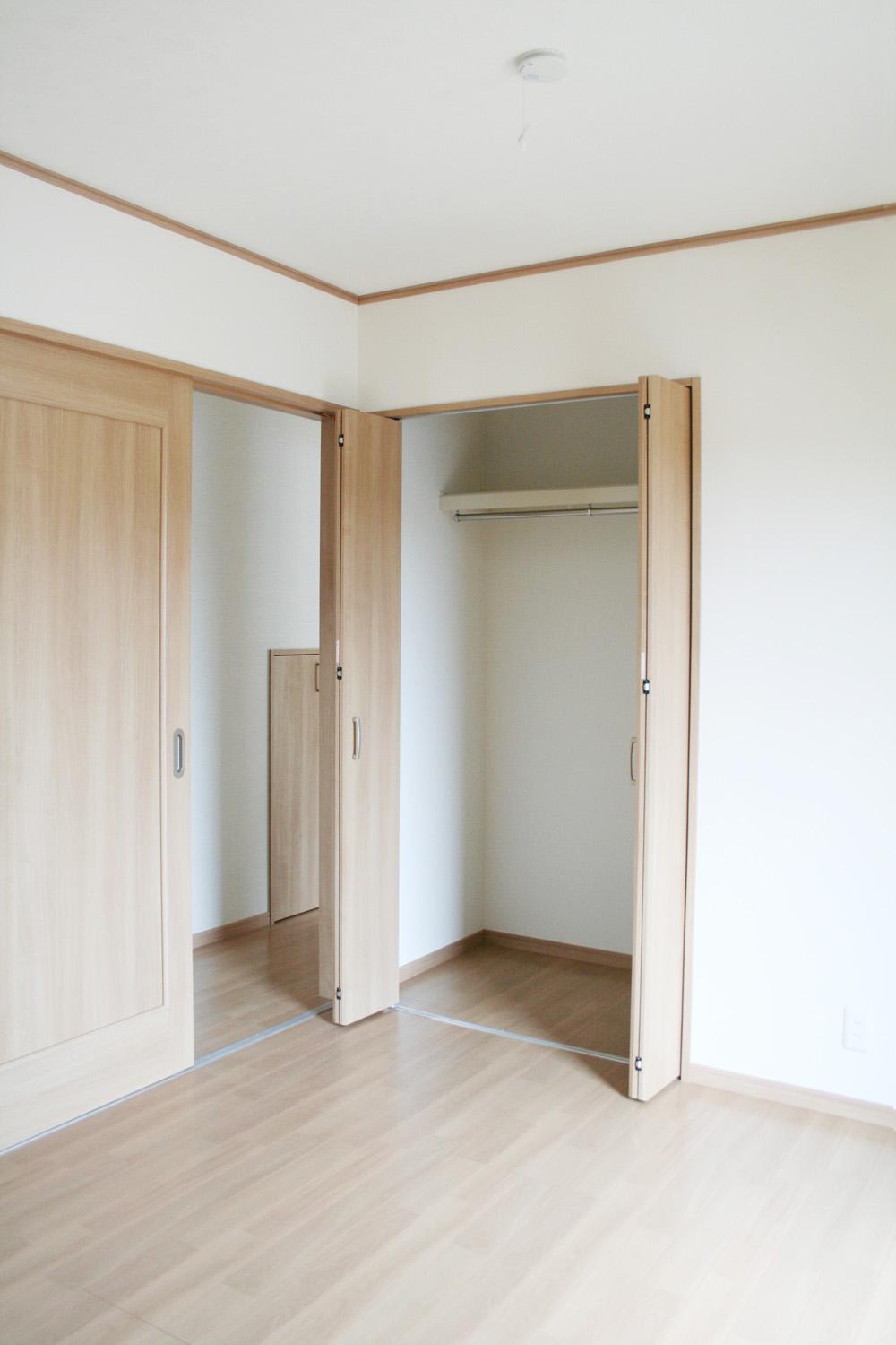 Other introspection. Bright Western-style 6 Pledge (south side) with a closet