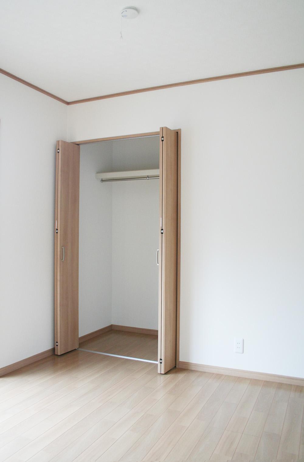 Other introspection. Bright Western-style 6 Pledge (north) with closet