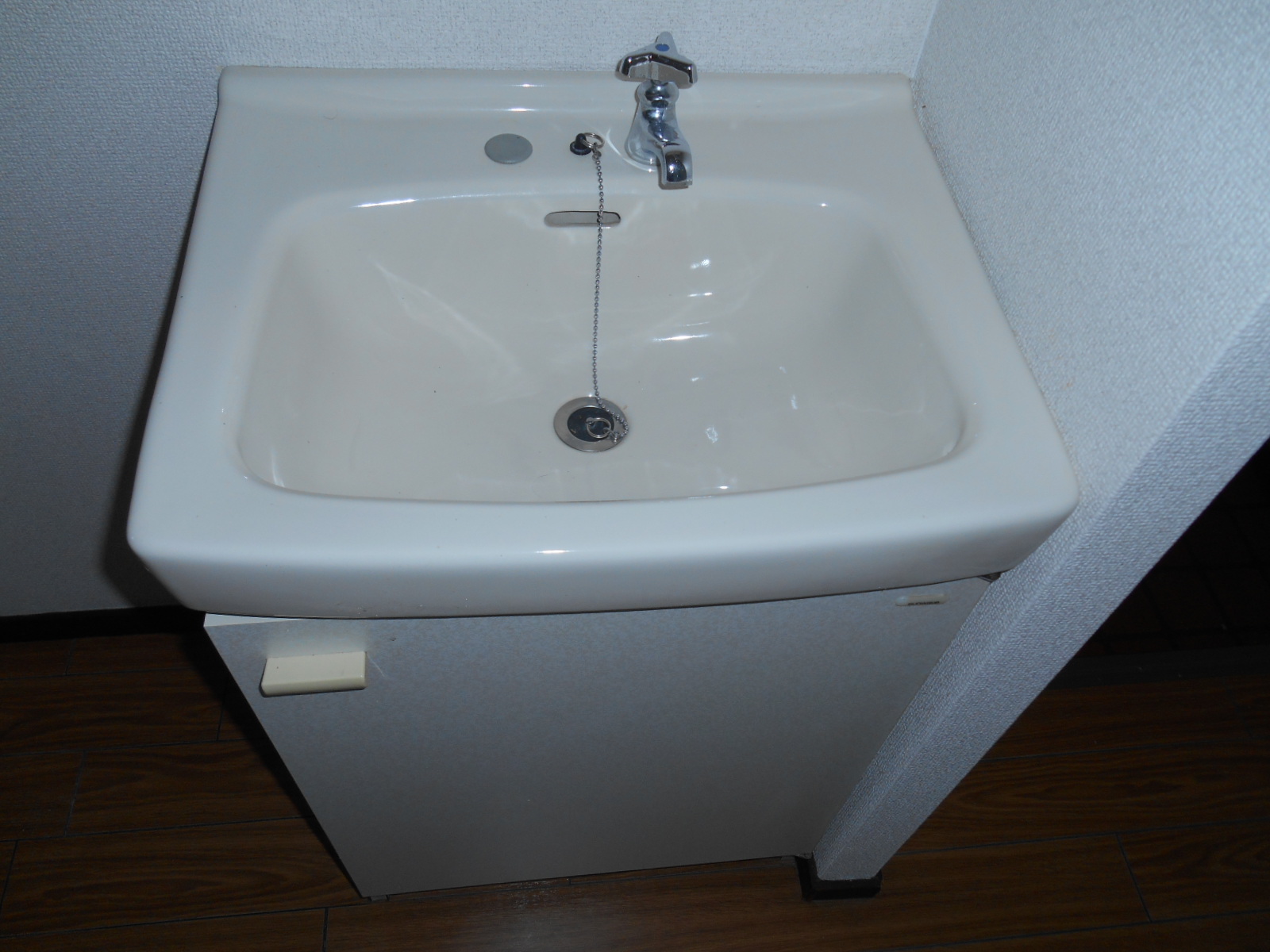 Washroom. Wash basin