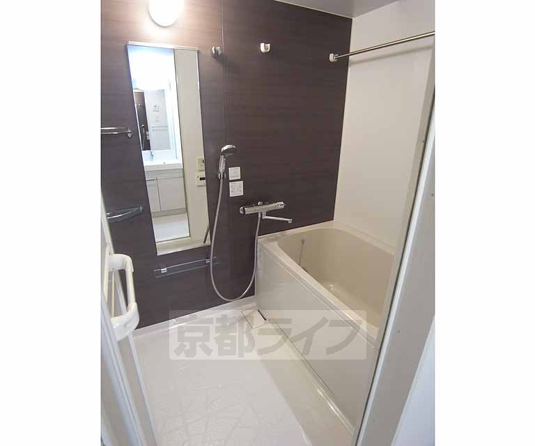 Bath. It is with accent panel ・