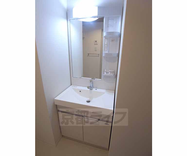 Other Equipment. Shampoo is with Dresser ・