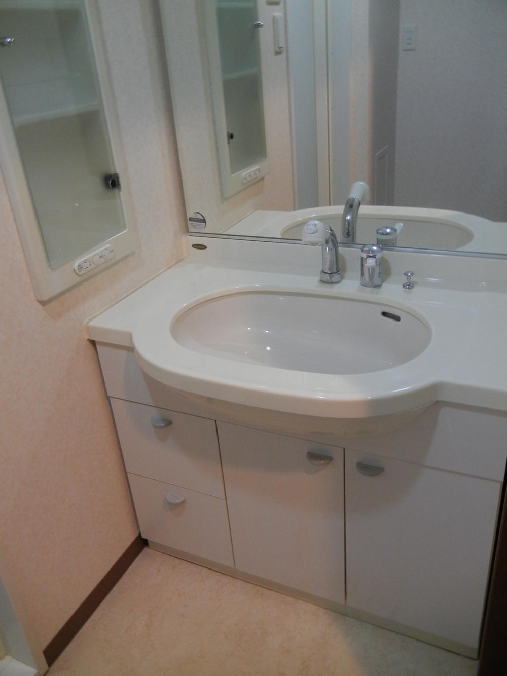 Wash basin, toilet. Spacious vanity.