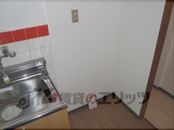 Other room space. Refrigerator yard