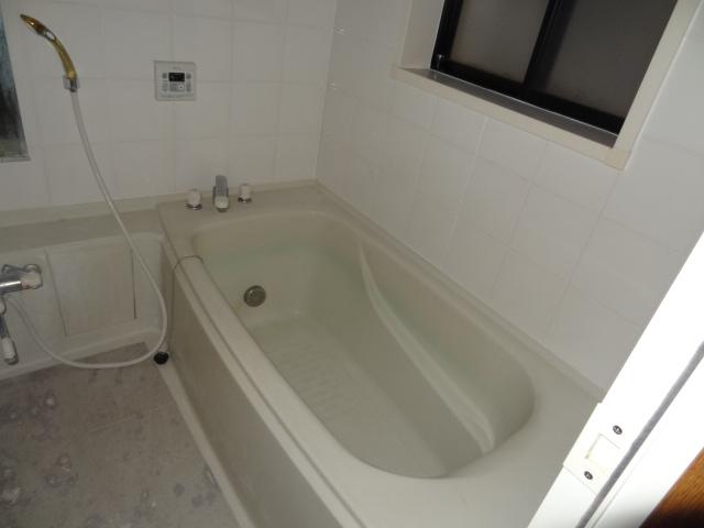 Bathroom. Local (September 2013) Shooting