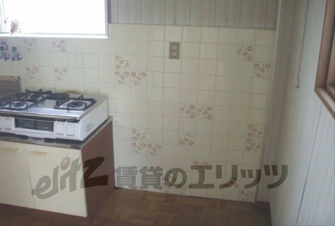 Other room space. Refrigerator yard