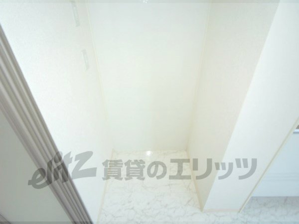 Other room space. Refrigerator yard