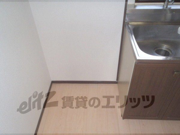 Other room space. Refrigerator yard