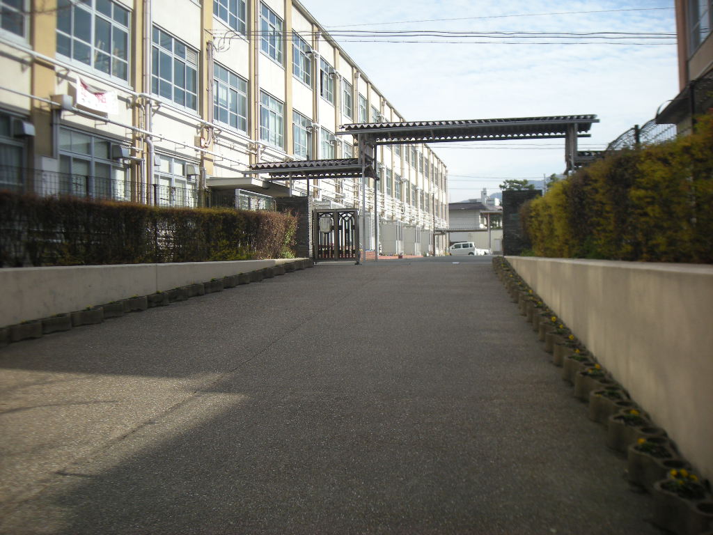 Junior high school. 683m to Kyoto Municipal AnSachitera junior high school (junior high school)