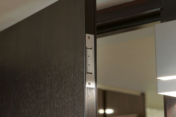 Security.  [Entrance opening and closing sensor] Established the opening and closing sensor to the entrance door of all dwelling units. If it is open to fraud, Along with the alarm sound is heard., It will be reported to the security company and the management company (same specifications)