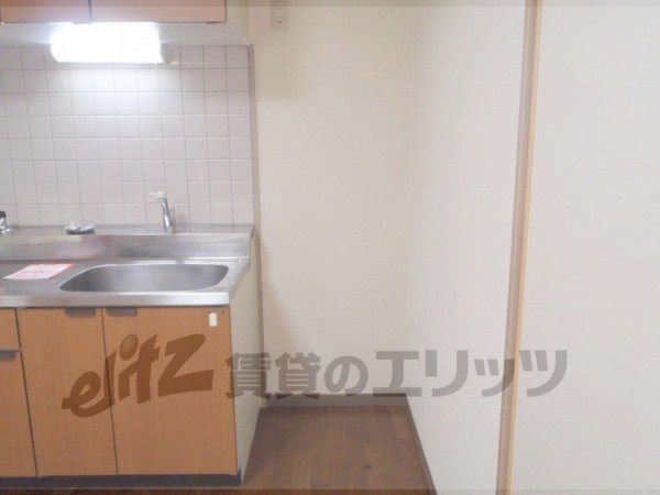 Other room space. Refrigerator yard