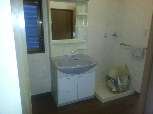 Wash basin, toilet. Wash basin